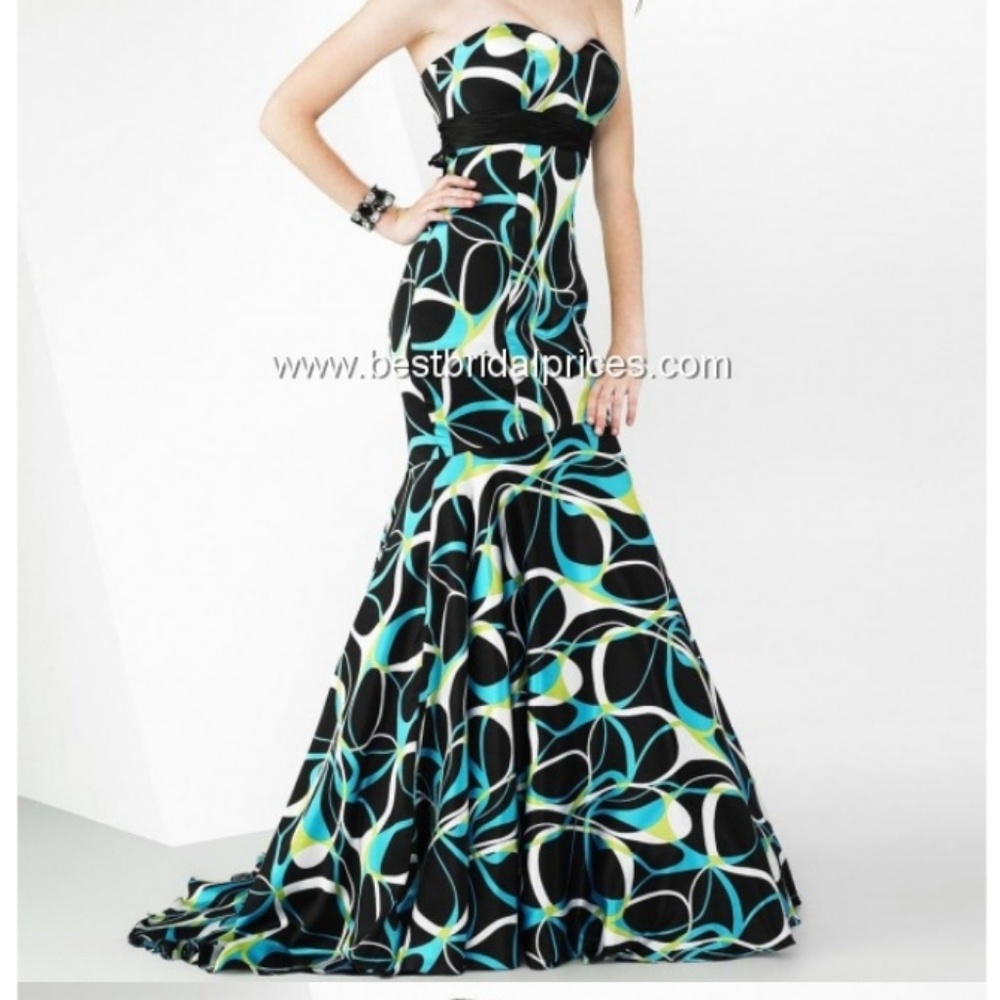 Prom dress - Picture 2 of 8